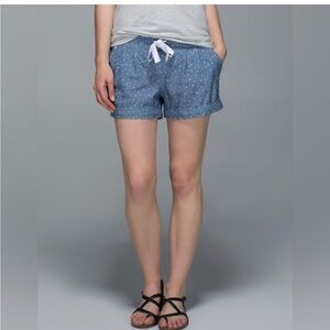 Lululemon spring break away blue polka dot cuffed shorts. Size 12 - Like New